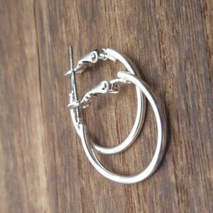 Silver tone hoops earrings E719